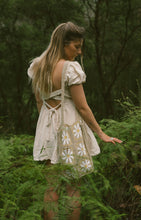 Load image into Gallery viewer, Daisy Chain Crochet Tote Bag